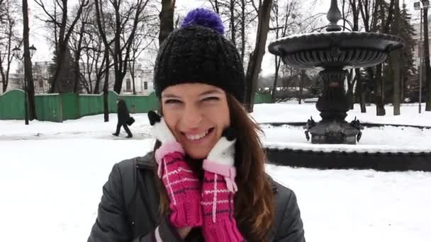 A jovem joga no parque de inverno — Vídeo de Stock