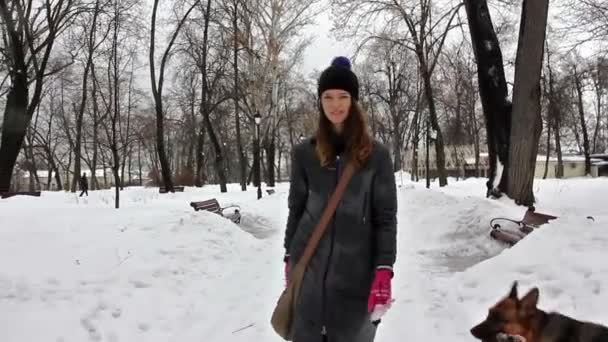 Jeune fille dans le parc de la ville marchant. Tir stabilisé — Video