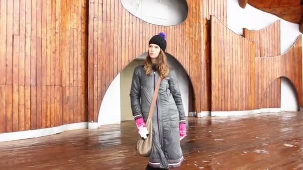 Télen a fiatal lány portréja. Stabilizált lövés — Stock videók
