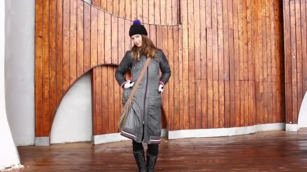 Den unga flickan coquets vintern på gatan — Stockvideo