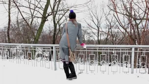 Νεαρό κορίτσι το χειμώνα στο δρόμο — Αρχείο Βίντεο