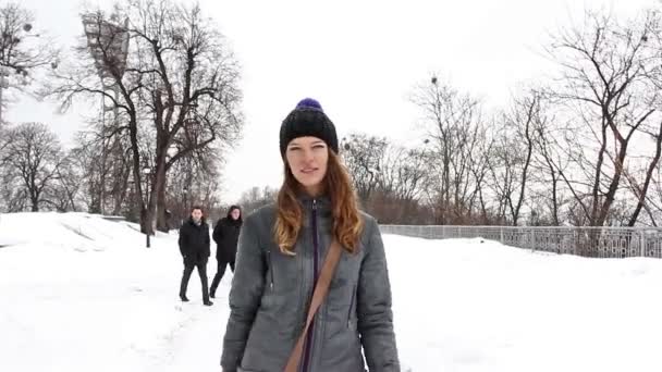 Το χειμώνα κορίτσι στην πόλη περπάτημα πάρκο. Σταθεροποιημένη shot — Αρχείο Βίντεο