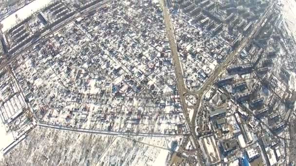 Suburbio de la ciudad. Vista aérea de invierno de pájaro — Vídeo de stock