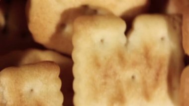 Kraker tabakta döner. Üst makro görünüm