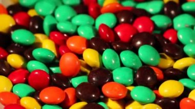 Rotasyon şekerler beyaz bir plaka üzerinde kapat