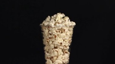 Şeffaf cam patlamış mısır ile yakın kadar döner..