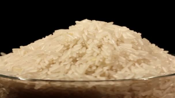 Прозора тарілка з прозорим рисом обертається — стокове відео
