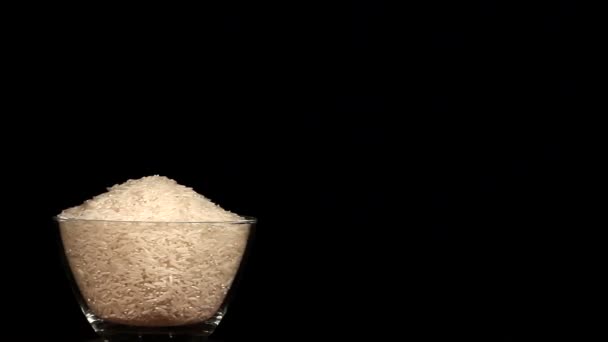 Прозрачная большая тарелка с чистым рисом вращается в левой части экрана — стоковое видео