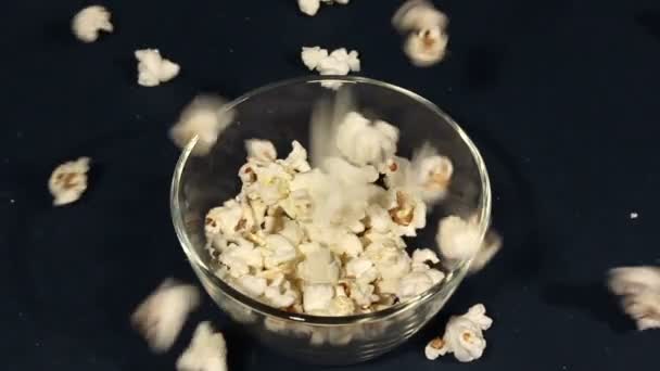 Le pop-corn tombe dans une tasse en verre. Gros plan scène 