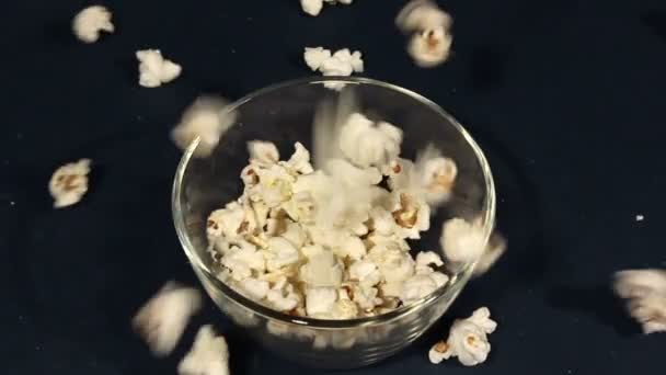 Popcorn fällt in eine Glasschale. Szene aus nächster Nähe — Stockvideo