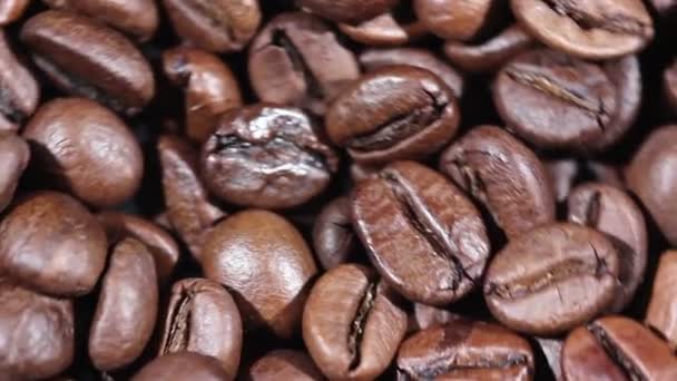 Granos de café en rotación de cerca — Vídeos de Stock