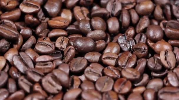 Kávová zrna v rotaci. — Stock video