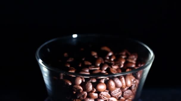 Зерна жареного кофе в стакане — стоковое видео