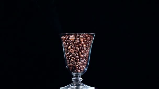 Genomskinligt glas med korn av kaffe och rök — Stockvideo