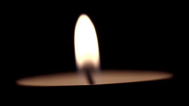 One tea candle. Blurred scene — Stock Video