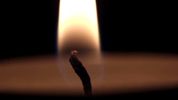 De brandende lucifer van een kaars draait — Stockvideo