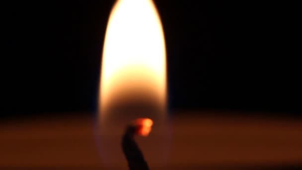 Hořící zápalkou svíčka otočí. Makro — Stock video