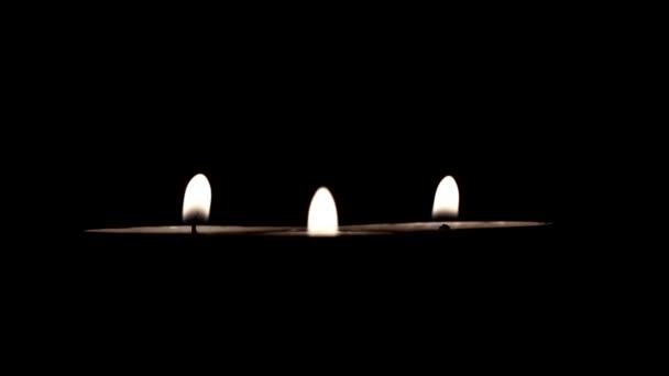 Tres velas encendidas que giran rápidamente — Vídeos de Stock