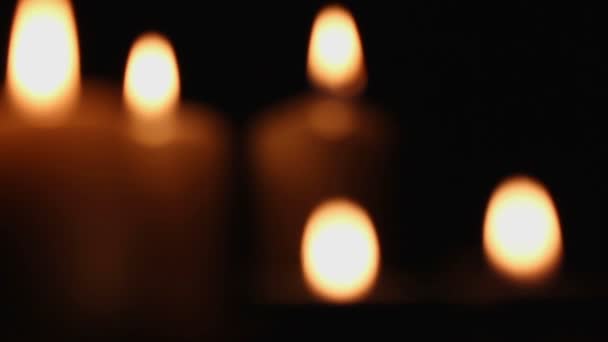 Romantische Feuer einer Kerze — Stockvideo