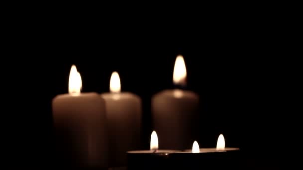 Velas encendidas grandes y pequeñas — Vídeos de Stock