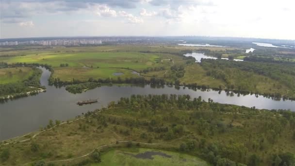 Survol de la rivière et des champs. Panorama du paysage aérien 