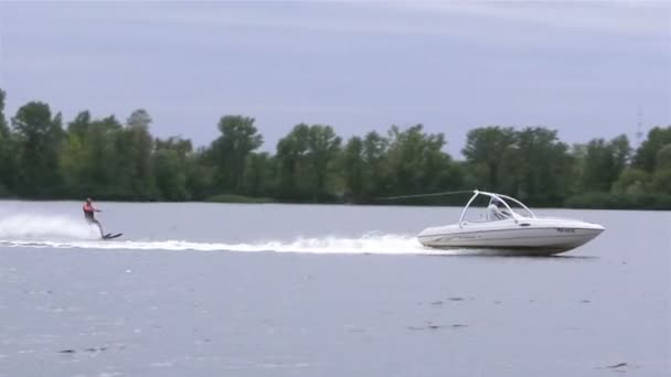 Barco arrasta esquiador aquático — Vídeo de Stock