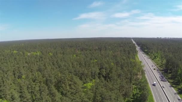 autoroute avec des voitures de la hauteur du vol de l'oiseau. Vue aérienne 