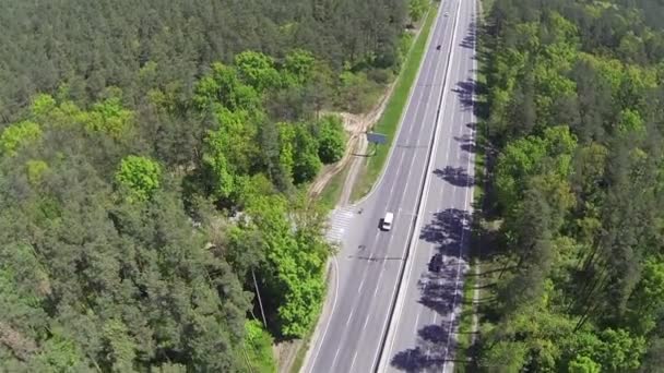 Estrada com carros em dia ensolarado. Vista aérea superior — Vídeo de Stock