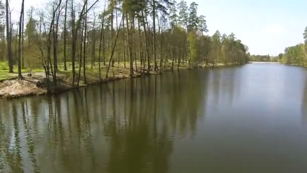 Au-dessus de la rivière. Vue aérienne 