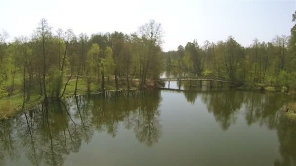 Paysage avec rivière, parc et pont. Vol de printemps aérien 