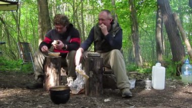 İki turist, adam, ormanda yemek