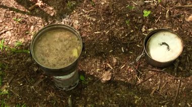 Turistik bir meşale akşam yemeği. Kaynar çorba