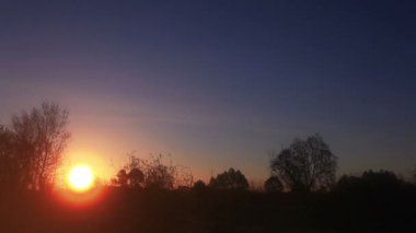 Güzel gündoğumu ve mavi gökyüzü. Zaman atlamalı