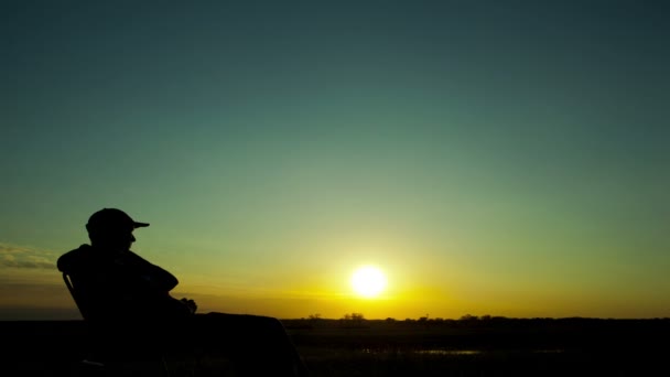 Man bewondert Rode zonsondergang. Tijd lapse clip zonder vogels — Stockvideo