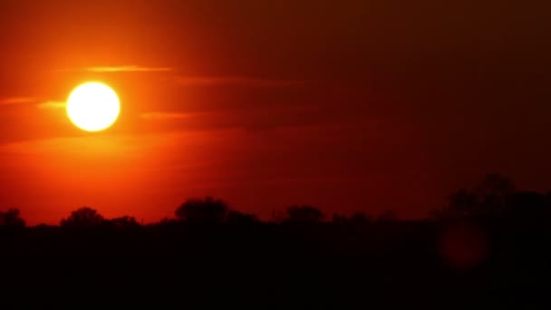 Прекрасний захід сонця в червоних хмарах Проміжок часу — стокове відео