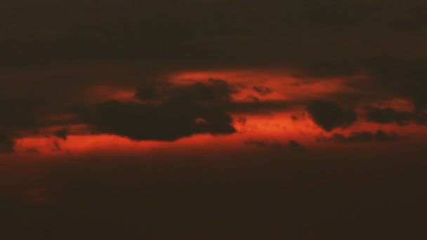 Nuvens negras no céu vermelho.lapso de tempo — Vídeo de Stock