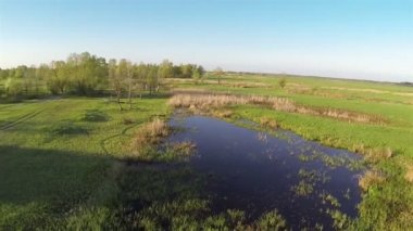 Küçük bir göl üzerinde yavaş uçuş. Hava