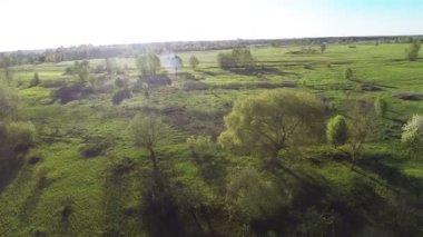 Sabah uçuş Gölü ile alanın üzerinde. Hava