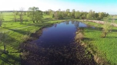 Göl alanı mavi su ile. Hava