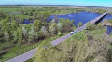 aracılığıyla güzel nehir parlak günde köprü. Hava bahar zamanı