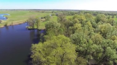 Nehir ve ahşap hava bahar zaman güzel uçuş