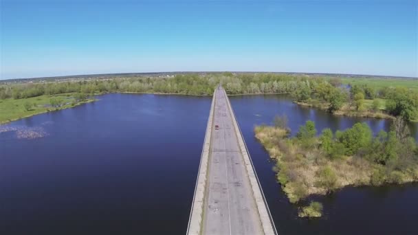 Ensam bil på bron med vackra floden. Antenn — Stockvideo