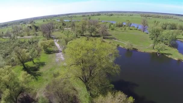 Vol lent au-dessus de la rivière par une belle journée de printemps. Aérien — Video