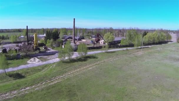 旧的锯木厂上空飞行。空中 — 图库视频影像