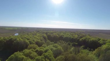 Ahşap ve gökyüzünde güzel bahar günü. Hava