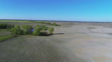 Kırsal peyzaj alanları, nehir ve mavi gökyüzü. Hava
