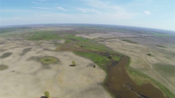 Powietrza panorama obszarów wiejskich z dużą wysokość. Widok z lotu ptaka — Wideo stockowe