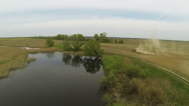 Landsbygdens landskap med plöjning traktor och floden. Aerial natur Visa — Stockvideo