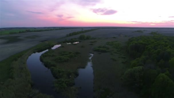 Bosque, río y amanecer rojo. Paisaje del amanecer aéreo — Vídeos de Stock