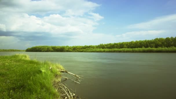 Wolken über dem Fluss. Zeitraffer ohne Vögel, Rohertrag — Stockvideo